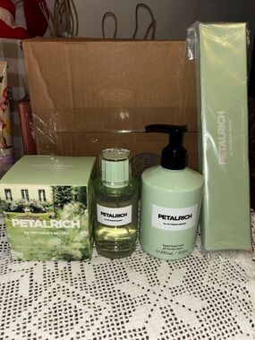 (Inventory 48) Victoria’s Secret Petalrich home set
